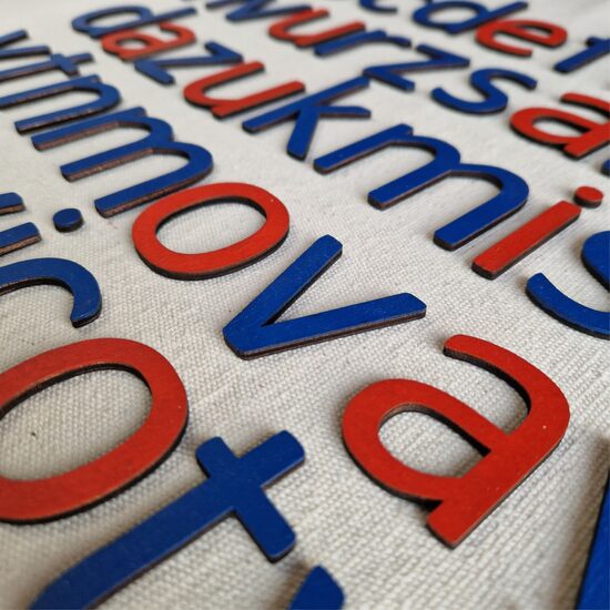 Montessori mazie drukātie koka burti – Deemor Kids